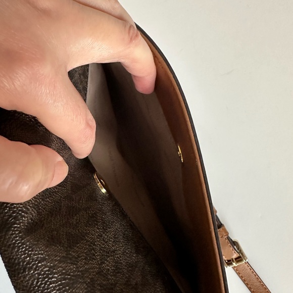 Michael Kors Signature Canvas Crossbody - Picture 4 of 8